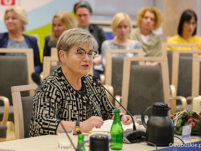 Radna wojewódzka Anna Chinalska podczas obrad na temat ochrony zdrowia w Sali Kolumnowej Urzędu Marszałkowskiego Województwa Lubuskiego w Zielonej Górze 