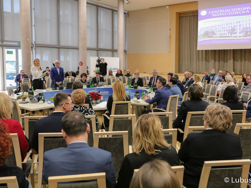 Uczestnicy obrad na temat ochrony zdrowia w Sali Kolumnowej Urzędu Marszałkowskiego Województwa Lubuskiego w Zielonej Górze