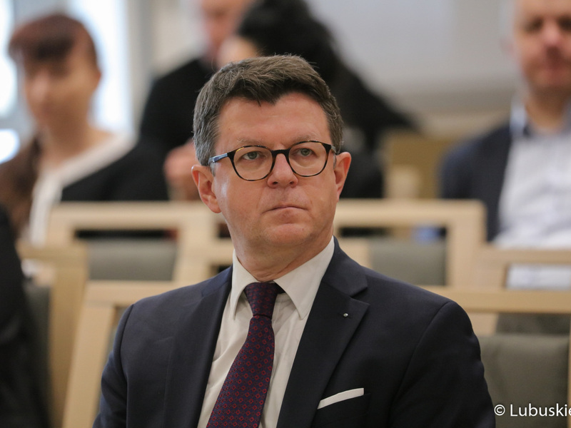 Uczestnik obrad na temat ochrony zdrowia w Sali Kolumnowej Urzędu Marszałkowskiego Województwa Lubuskiego w Zielonej Górze
