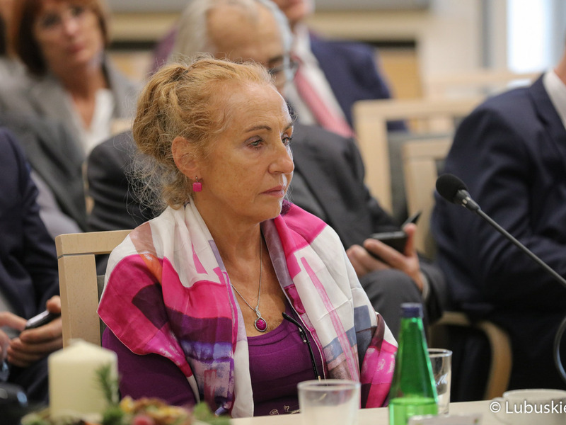 Uczestniczka obrad na temat ochrony zdrowia w Sali Kolumnowej Urzędu Marszałkowskiego Województwa Lubuskiego w Zielonej Górze