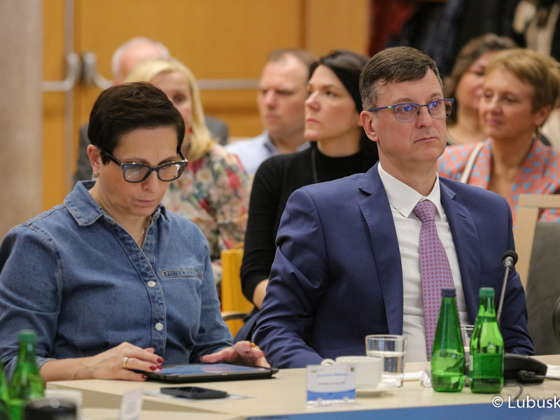 Uczestnicy obrad na temat ochrony zdrowia w Sali Kolumnowej Urzędu Marszałkowskiego Województwa Lubuskiego w Zielonej Górze