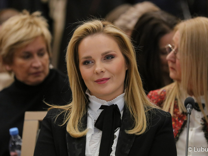 Radna wojewódzka Anna Synowiec podczas obrad na temat ochrony zdrowia w Sali Kolumnowej Urzędu Marszałkowskiego Województwa Lubuskiego w Zielonej Górze
