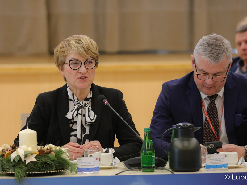Marszałek Elżbieta Anna Polak oraz prezes Szpitala Uniwersyteckiego w Zielonej Górze Marek Działoszyński podczas obrad na temat ochrony zdrowia w Sali Kolumnowej Urzędu Marszałkowskiego Województwa Lubuskiego w Zielonej Górze