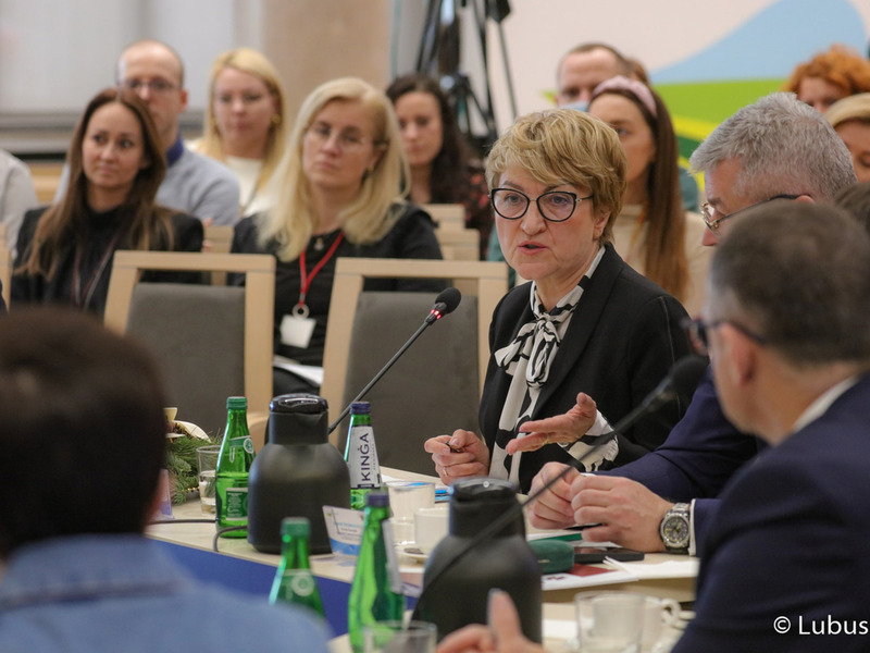 Marszałek Elżbieta Anna Polak podczas obrad na temat ochrony zdrowia w Sali Kolumnowej Urzędu Marszałkowskiego Województwa Lubuskiego w Zielonej Górze