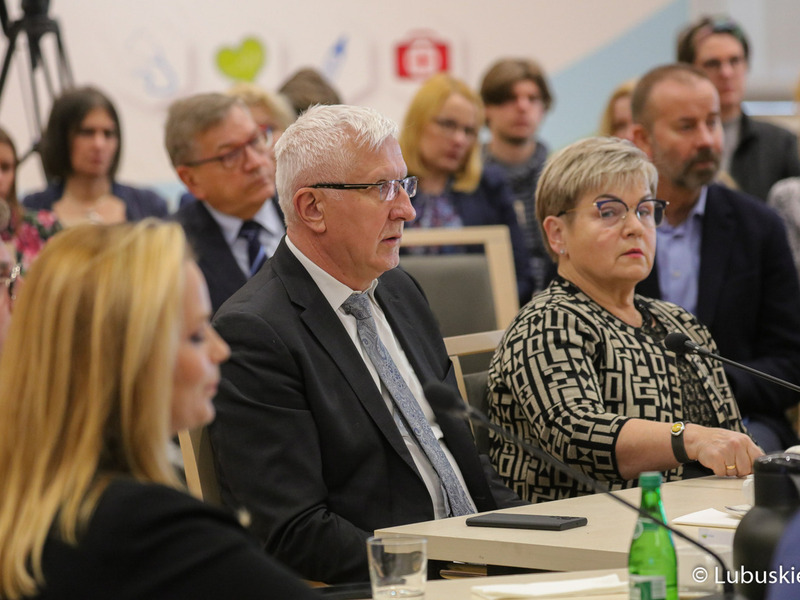 Senator Wadim Tyszkiewicz oraz radna wojewódzka Anna Chinalska podczas obrad na temat ochrony zdrowia w Sali Kolumnowej Urzędu Marszałkowskiego Województwa Lubuskiego w Zielonej Górze