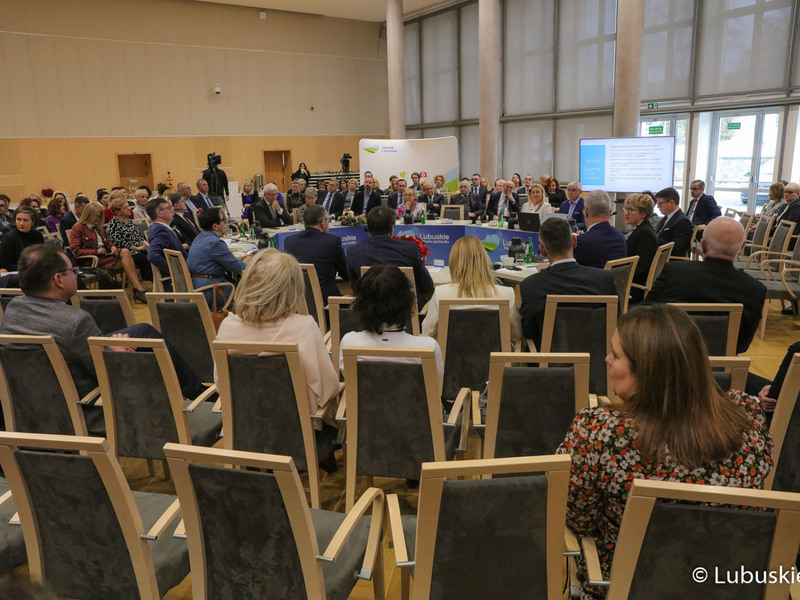 Uczestnicy obrad na temat ochrony zdrowia w Sali Kolumnowej Urzędu Marszałkowskiego Województwa Lubuskiego w Zielonej Górze