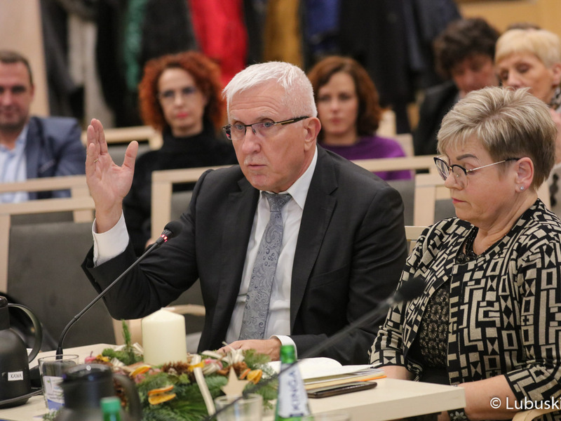 Senator Wadim Tyszkiewicz oraz radna wojewódzka Anna Chinalska podczas obrad na temat ochrony zdrowia w Sali Kolumnowej Urzędu Marszałkowskiego Województwa Lubuskiego w Zielonej Górze