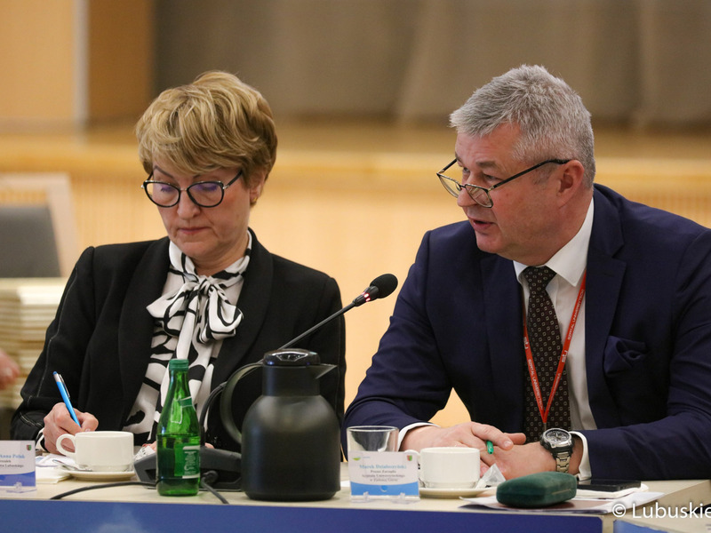Marszałek Elżbieta Anna Polak oraz prezes Szpitala Uniwersyteckiego w Zielonej Górze Marek Działoszyński podczas obrad na temat ochrony zdrowia w Sali Kolumnowej Urzędu Marszałkowskiego Województwa Lubuskiego w Zielonej Górze