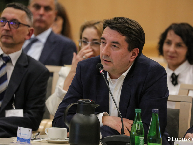 Uczestnicy obrad na temat ochrony zdrowia w Sali Kolumnowej Urzędu Marszałkowskiego Województwa Lubuskiego w Zielonej Górze