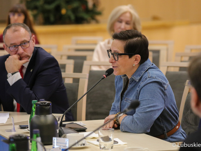 Uczestnicy obrad na temat ochrony zdrowia w Sali Kolumnowej Urzędu Marszałkowskiego Województwa Lubuskiego w Zielonej Górze. Przy mikrofonie posłanka na Sejm RP Krystyna Sibińska. Obok burmistrz Krosna Odrz. Marek Cebula.