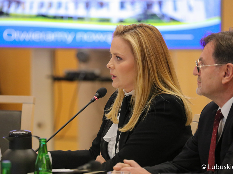 Radna wojewódzka Anna Synowiec podczas obrad na temat ochrony zdrowia w Sali Kolumnowej Urzędu Marszałkowskiego Województwa Lubuskiego w Zielonej Górze