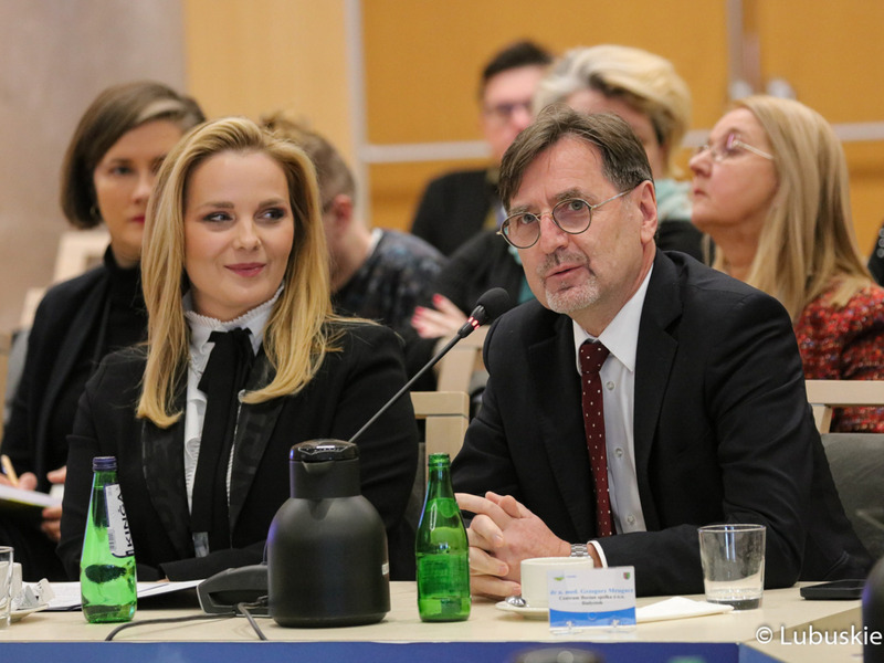 Uczestnicy obrad na temat ochrony zdrowia w Sali Kolumnowej Urzędu Marszałkowskiego Województwa Lubuskiego w Zielonej Górze