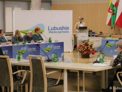 Marszałek Elżbieta Anna Polak przemawia podczas VI sesji Lubuskiego Sejmiku Seniorów