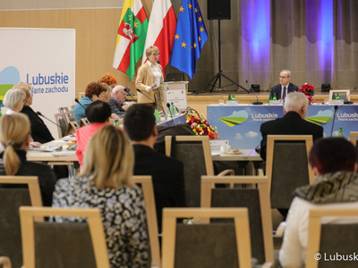 Marszałek Elżbieta Anna Polak przemawia podczas VI sesji Lubuskiego Sejmiku Seniorów