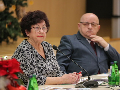 Uczestnicy obrad VI sesji Lubuskiego Sejmiku Seniorów. Na pierwszym planie Urszula Chudak 