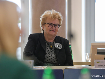 Uczestniczka obrad VI sesji Lubuskiego Sejmiku Seniorów
