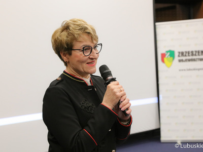 Marszałek Elżbieta Anna Polak przemawia podczas Konwentu Zrzeszenia Gmin Województwa Lubuskiego w Słońsku