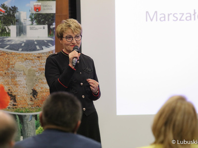 Marszałek Elżbieta Anna Polak przemawia podczas Konwentu Zrzeszenia Gmin Województwa Lubuskiego w Słońsku