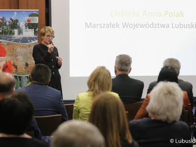 Marszałek Elżbieta Anna Polak przemawia podczas Konwentu Zrzeszenia Gmin Województwa Lubuskiego w Słońsku