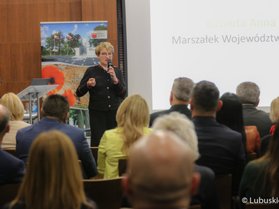 Marszałek Elżbieta Anna Polak przemawia podczas Konwentu Zrzeszenia Gmin Województwa Lubuskiego w Słońsku
