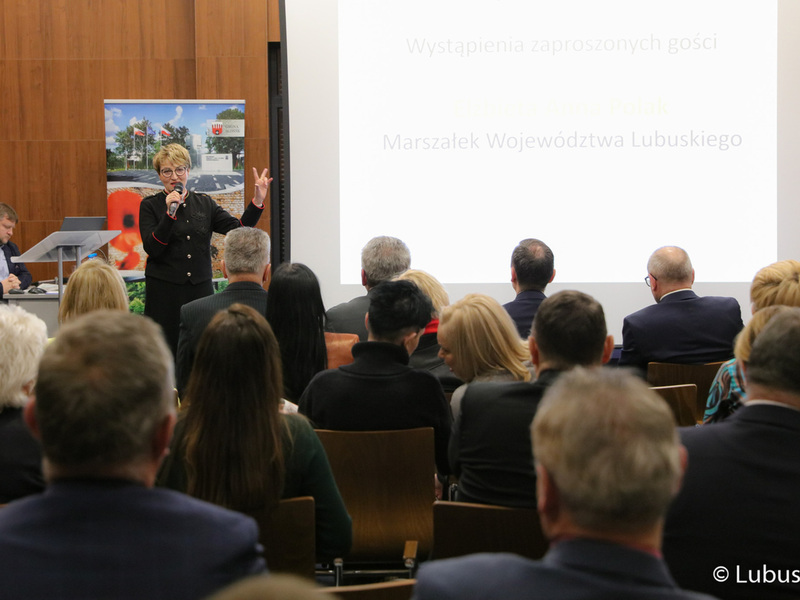 Marszałek Elżbieta Anna Polak przemawia podczas Konwentu Zrzeszenia Gmin Województwa Lubuskiego w Słońsku