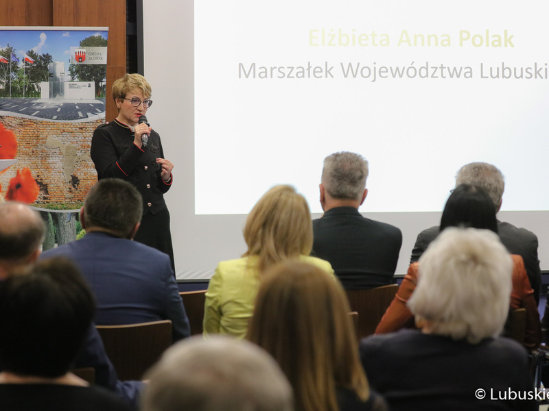 Marszałek Elżbieta Anna Polak przemawia podczas Konwentu Zrzeszenia Gmin Województwa Lubuskiego w Słońsku