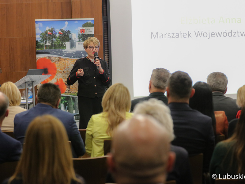 Marszałek Elżbieta Anna Polak przemawia podczas Konwentu Zrzeszenia Gmin Województwa Lubuskiego w Słońsku