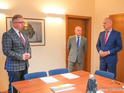 Gmina Szprotawa otrzymała 6 mln zł dofinansowania na termomodernizację Szkoły Podstawowej w Wiechlicach. Inwestycja przyczyni się do zmniejszenia zużycia energii i poprawy warunków w placówce. Na zdjęciu członek zarządu województwa Marcin Jabłoński, burmistrz Szprotawy Mirosław Gąsik oraz dyrektor Departamentu Programów Regionalnych Marek Kamiński.