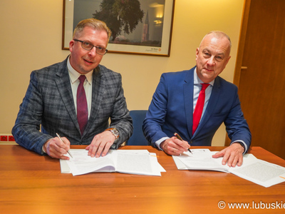 Gmina Szprotawa otrzymała 6 mln zł dofinansowania na termomodernizację Szkoły Podstawowej w Wiechlicach. Inwestycja przyczyni się do zmniejszenia zużycia energii i poprawy warunków w placówce. Na zdjęciu członek zarządu województwa Marcin Jabłoński i burmistrz Szprotawy Mirosław Gąsik.