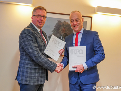 Gmina Szprotawa otrzymała 6 mln zł dofinansowania na termomodernizację Szkoły Podstawowej w Wiechlicach. Inwestycja przyczyni się do zmniejszenia zużycia energii i poprawy warunków w placówce. Na zdjęciu członek zarządu województwa Marcin Jabłoński i burmistrz Szprotawy Mirosław Gąsik.
