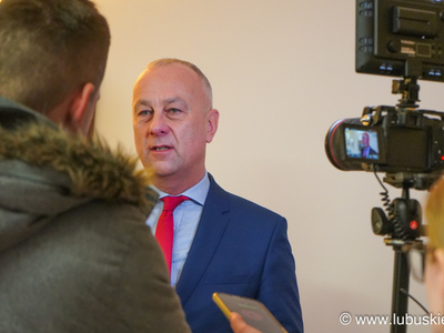 Gmina Szprotawa otrzymała 6 mln zł dofinansowania na termomodernizację Szkoły Podstawowej w Wiechlicach. Inwestycja przyczyni się do zmniejszenia zużycia energii i poprawy warunków w placówce. Na zdjęciu członek zarządu województwa Marcin Jabłoński.