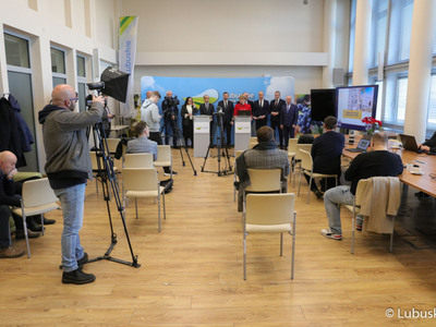 Uczestnicy noworocznej konferencji prasowej w Urzędzie Marszałkowskim Województwa Lubuskiego w Zielonej Górze dot. planów i priorytetów na 2023 r. 