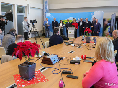 Uczestnicy noworocznej konferencji prasowej w Urzędzie Marszałkowskim Województwa Lubuskiego w Zielonej Górze dot. planów i priorytetów na 2023 r. 