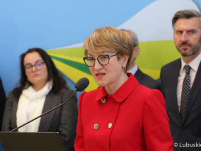 Marszałek Elżbieta Anna Polak (przy mikrofonie) podczas noworocznej konferencji prasowej w Urzędzie Marszałkowskim Województwa Lubuskiego w Zielonej Górze dot. planów i priorytetów na 2023 r. 