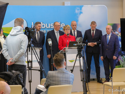 Uczestnicy noworocznej konferencji prasowej w Urzędzie Marszałkowskim Województwa Lubuskiego w Zielonej Górze dot. planów i priorytetów na 2023 r. Przy mikrofonie Marszałek Elżbieta Anna Polak 