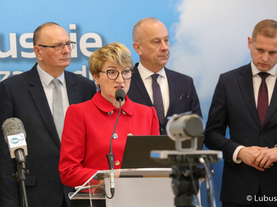 Marszałek Elżbieta Anna Polak (przy mikrofonie) podczas noworocznej konferencji prasowej w Urzędzie Marszałkowskim Województwa Lubuskiego w Zielonej Górze dot. planów i priorytetów na 2023 r. 
