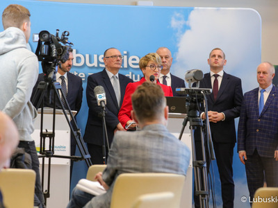 Marszałek Elżbieta Anna Polak (przy mikrofonie) podczas noworocznej konferencji prasowej w Urzędzie Marszałkowskim Województwa Lubuskiego w Zielonej Górze dot. planów i priorytetów na 2023 r. 