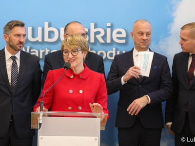 Marszałek Elżbieta Anna Polak (przy mikrofonie) podczas noworocznej konferencji prasowej w Urzędzie Marszałkowskim Województwa Lubuskiego w Zielonej Górze dot. planów i priorytetów na 2023 r. 