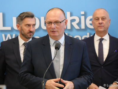 Wicemarszałek Stanisław Tomczyszyn (przy mikrofonie) podczas noworocznej konferencji prasowej w Urzędzie Marszałkowskim Województwa Lubuskiego w Zielonej Górze dot. planów i priorytetów na 2023 r. 