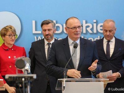 Wicemarszałek Stanisław Tomczyszyn (przy mikrofonie) podczas noworocznej konferencji prasowej w Urzędzie Marszałkowskim Województwa Lubuskiego w Zielonej Górze dot. planów i priorytetów na 2023 r. 
