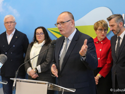 Wicemarszałek Stanisław Tomczyszyn (przy mikrofonie) podczas noworocznej konferencji prasowej w Urzędzie Marszałkowskim Województwa Lubuskiego w Zielonej Górze dot. planów i priorytetów na 2023 r. 