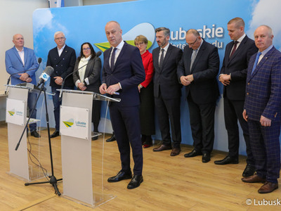 Uczestnicy noworocznej konferencji prasowej w Urzędzie Marszałkowskim Województwa Lubuskiego w Zielonej Górze dot. planów i priorytetów na 2023 r. Przy mikrofonie Członek Zarządu Województwa Lubuskiego Marcin Jabłoński