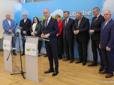 Uczestnicy noworocznej konferencji prasowej w Urzędzie Marszałkowskim Województwa Lubuskiego w Zielonej Górze dot. planów i priorytetów na 2023 r. Przy mikrofonie Członek Zarządu Województwa Lubuskiego Marcin Jabłoński