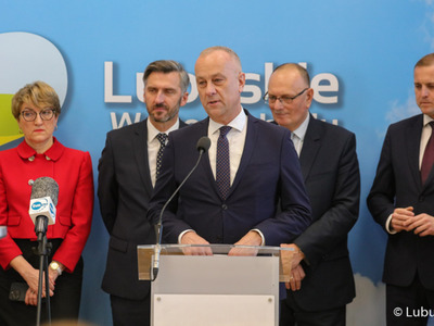Uczestnicy noworocznej konferencji prasowej w Urzędzie Marszałkowskim Województwa Lubuskiego w Zielonej Górze dot. planów i priorytetów na 2023 r. Przy mikrofonie Członek Zarządu Województwa Lubuskiego Marcin Jabłoński