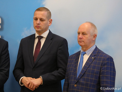 Uczestnicy noworocznej konferencji prasowej w Urzędzie Marszałkowskim Województwa Lubuskiego w Zielonej Górze dot. planów i priorytetów na 2023 r. Na zdjęciu od lewej: Wicemarszałek Woj. Lubuskiego Łukasz Porycki oraz Radny Woj. Lubuskiego Zbigniew Kołodziej. 