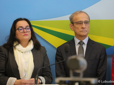 Uczestnicy noworocznej konferencji prasowej w Urzędzie Marszałkowskim Województwa Lubuskiego w Zielonej Górze dot. planów i priorytetów na 2023 r. Na zdjęciu Posłanka na Sejm RP Anita Kucharska-Dziedzic oraz Wiceprzewodniczący Sejmiku Województwa Lubuskiego Mirosław Marcinkiewicz.
