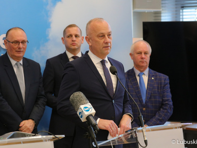 Uczestnicy noworocznej konferencji prasowej w Urzędzie Marszałkowskim Województwa Lubuskiego w Zielonej Górze dot. planów i priorytetów na 2023 r. Przy mikrofonie Członek Zarządu Województwa Lubuskiego Marcin Jabłoński.