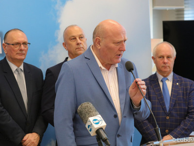 Uczestnicy noworocznej konferencji prasowej w Urzędzie Marszałkowskim Województwa Lubuskiego w Zielonej Górze dot. planów i priorytetów na 2023 r. Przy mikrofonie Przewodniczący Sejmiku Województwa Lubuskiego Wacław Maciuszonek