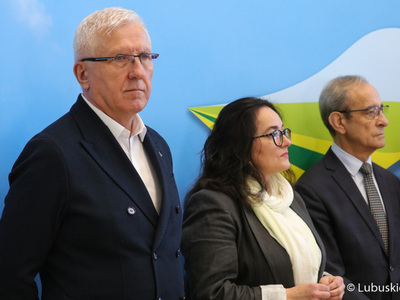 Uczestnicy noworocznej konferencji prasowej w Urzędzie Marszałkowskim Województwa Lubuskiego w Zielonej Górze dot. planów i priorytetów na 2023 r. Od lewej Senator RP Wadim Tyszkiewicz, Posłanka na Sejm RP Anita Kucharska-Dziedzic oraz Wiceprzewodniczący Sejmiku Województwa Lubuskiego Mirosław Marcinkiewicz.

