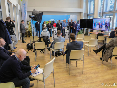 Uczestnicy noworocznej konferencji prasowej w Urzędzie Marszałkowskim Województwa Lubuskiego w Zielonej Górze dot. planów i priorytetów na 2023 r. 